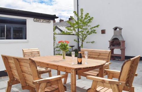 Lytham St. Anne's Cottage | Pet-Friendly 4 Bedroom Stay with Ocean View in Lytham