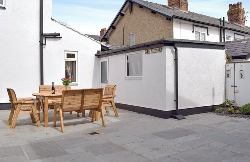 Lytham St. Anne's Cottage | Pet-Friendly 4 Bedroom Stay with Ocean View in Lytham