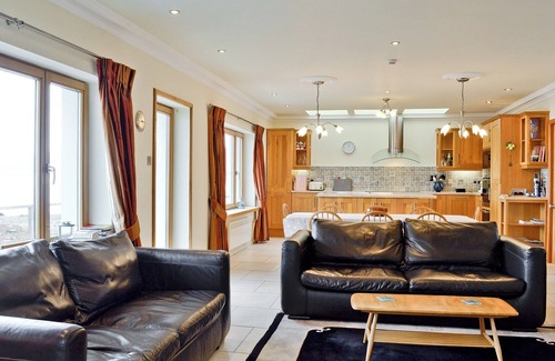 Tighnabruaich Cottage | Exceptional 4 Bedroom Retreat in Tighnabruaich with Ocean Views