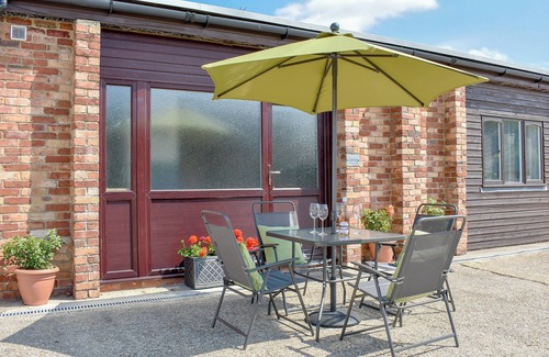 Parley Cottage | Family-Friendly 4 Bedroom Stay Near Bournemouth Awaits
