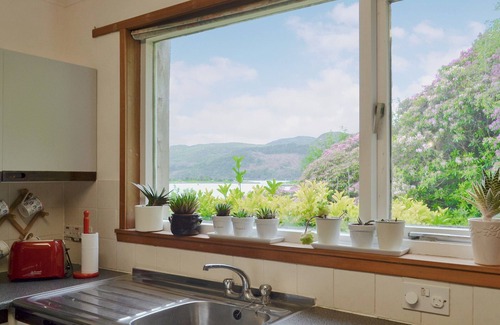 Colintraive Cottage | Cozy 4-Bedroom Retreat in Colintraive with Oceanfront View