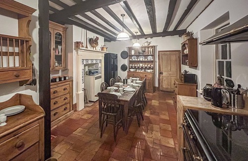 Stoke Ferry Cottage | Spacious 4 Bedroom Retreat in Stoke Ferry with Lake View