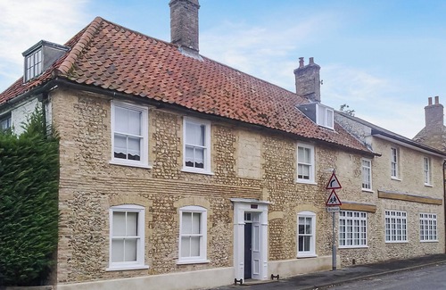 Stoke Ferry Cottage | Spacious 4 Bedroom Retreat in Stoke Ferry with Lake View