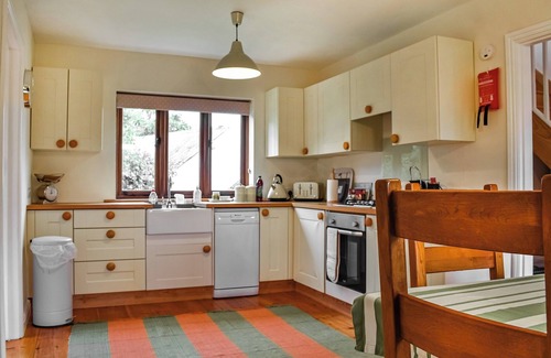 Bridgwater Cottage | Ideal 4-Bedroom Getaway in Chilton Polden Near Glastonbury