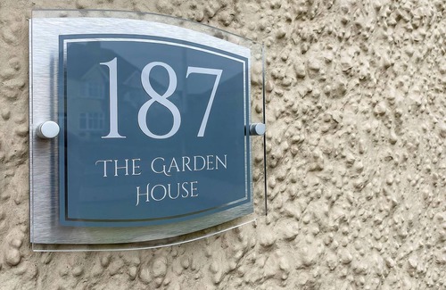 Folkestone Cottage | Enjoy a 4 Bedroom Stay in Folkestone with Ocean Views
