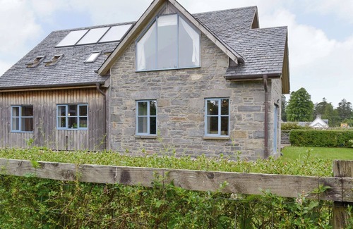 Salen Cottage | Spacious 4 Bedroom Retreat with Oceanfront Views in Acharacle