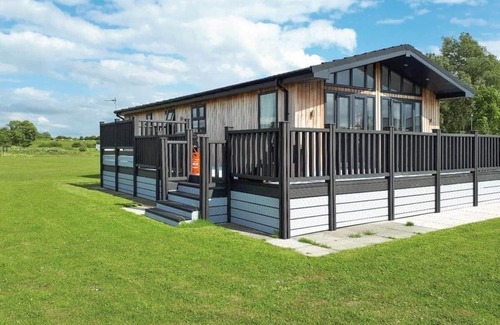 Langworth Ski Chalet | Spacious 4-Bedroom Sanctuary in Langworth with Hot Tub