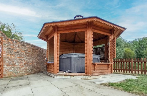 Langworth Ski Chalet | Spacious 4-Bedroom Sanctuary in Langworth with Hot Tub