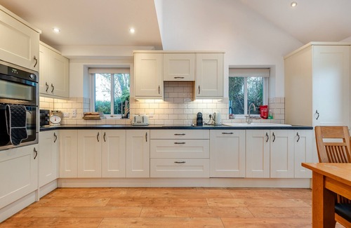 Llangeler Cottage | Spacious 4 Bedroom Retreat with Spa & Hot Tub in Llandysul