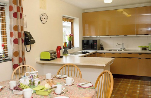 Stowmarket Cottage | Stylish 4-Bedroom Retreat in Old Newton with Pool Access