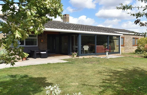 Stowmarket Cottage | Stylish 4-Bedroom Retreat in Old Newton with Pool Access