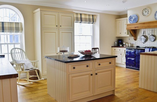 Aberaeron Cottage | Exceptional 4 Bedroom Retreat with Oceanfront Views