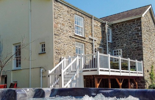 Aberaeron Cottage | Exceptional 4 Bedroom Retreat with Oceanfront Views