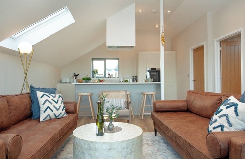 Tintagel Cottage | Relaxing Oceanfront Retreat with Hot Tub & Underfloor Heating