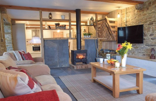 Whitland Cottage | Comfortable 4 Bedroom Stay in Llanboidy with Spa & Hot Tub