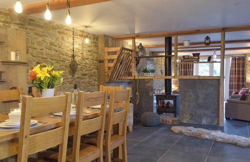 Whitland Cottage | Comfortable 4 Bedroom Stay in Llanboidy with Spa & Hot Tub