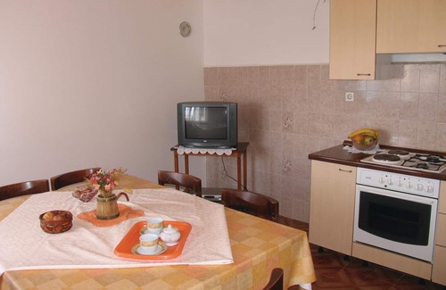 Miskovici Apartment | Cozy Vacation Apartment with Ocean View in Peaceful Village