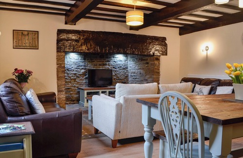 Blakeney Cottage | Perfect 4-Bedroom Retreat in Blakeney with Pet-Friendly Amenities