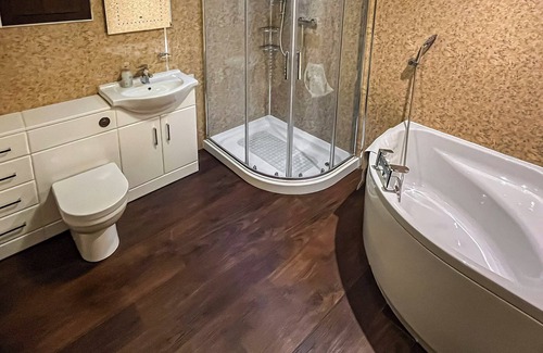 Blakeney Cottage | Perfect 4-Bedroom Retreat in Blakeney with Pet-Friendly Amenities