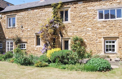 Grantham Cottage | Exceptional 4-Bedroom Retreat in Harlaxton, Near Grantham