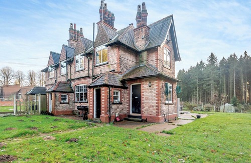 Clumber Park Cottage | Secluded Getaway with Ample Grounds and Family-Friendly Perks