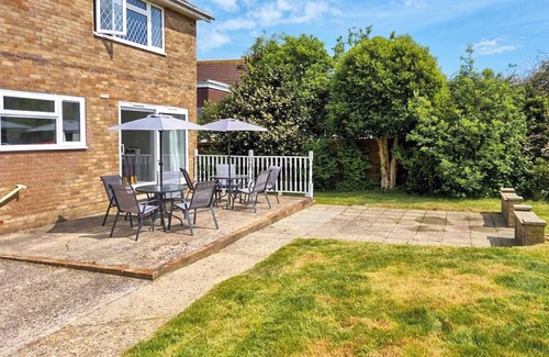 Seaview Cottage | Spacious 4 Bedroom Accommodation with Oceanfront Views