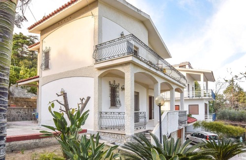 Santa Maria del Mare Torrazzo House | Spacious 4 Bedroom Retreat in Beautiful Stalettì