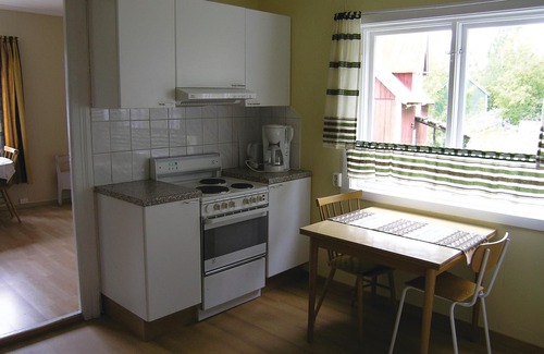Vangsnes House | Family-Friendly 4 Bedroom Stay with Lake View in Vangsnes