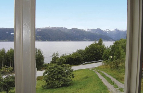 Vangsnes House | Family-Friendly 4 Bedroom Stay with Lake View in Vangsnes