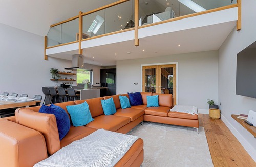 Carno Cottage | Comfortable 4-Bedroom Retreat with Spa and Hot Tub in Carno