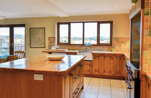 Harlech Cottage | Cozy 4 Bedroom Retreat in Harlech with Ocean Views