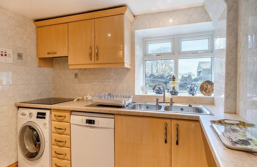 Hawes Cottage | Explore 4 Bedroom Retreat in Scenic Hawes with Lake Views