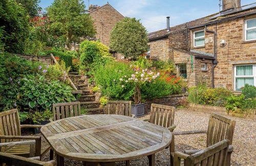 Hawes Cottage | Explore 4 Bedroom Retreat in Scenic Hawes with Lake Views