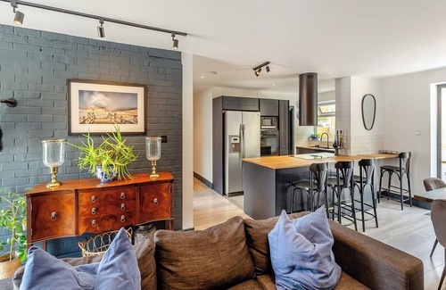 Etchinghill Cottage | Cozy 4-Bedroom Retreat with Ocean Views in Hythe