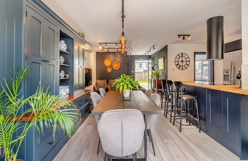 Etchinghill Cottage | Cozy 4-Bedroom Retreat with Ocean Views in Hythe