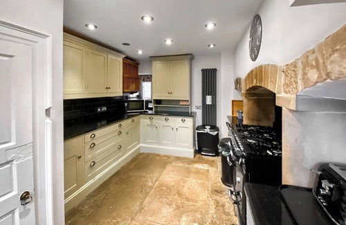 Birchover Cottage | Inviting 4-Bedroom Retreat in Matlock with Spa & Hot Tub