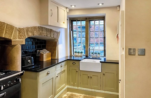 Birchover Cottage | Inviting 4-Bedroom Retreat in Matlock with Spa & Hot Tub