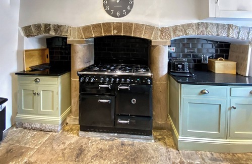 Birchover Cottage | Inviting 4-Bedroom Retreat in Matlock with Spa & Hot Tub