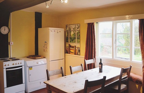 Newent Cottage | Spacious 4 Bedroom Getaway in Newent with Pool & Breakfast