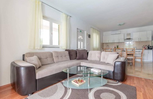Klis House | Family-Friendly 4 Bedroom Retreat in Konjsko with Pool