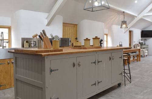Rhydymwyn Cottage | Spacious 4-Bedroom Retreat in Mold with Lake Views