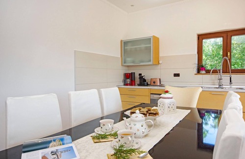 Cista Provo House | Family-Friendly 4 Bedroom Accommodation in Svib with Pool