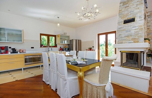 Cista Provo House | Family-Friendly 4 Bedroom Accommodation in Svib with Pool