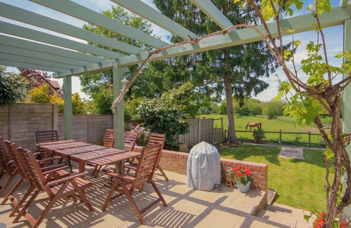 New Forest District Cottage | Inviting 4-Bedroom Accommodation in Woodgreen, Hampshire