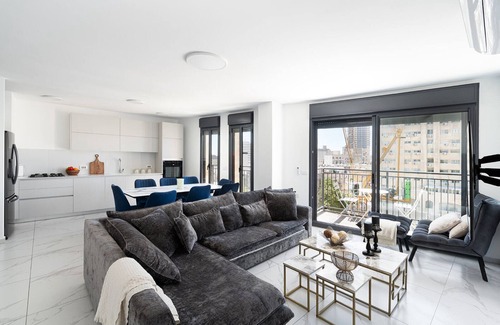 Jerusalem City Centre Apartment | 4-bedroom Agripas Penthouse
