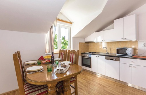 Trilj Apartment | Pet-Friendly 4 Bedroom Retreat with Private Pool in Ugljane