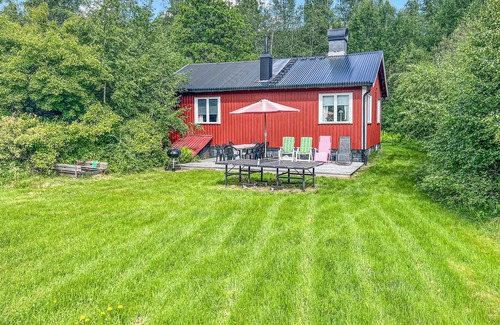 Syssleback House | Idyllic Cottage Near Road 62 with River Views and Spa
