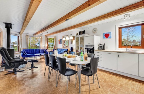 Farvang House | Cozy Cottage with Lake View, Spa & Child-Friendly Features
