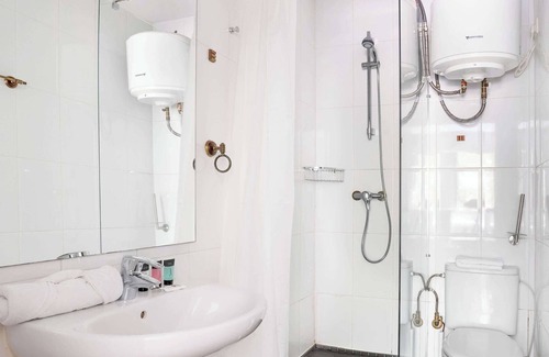 El Baix Guinardo Apartment | Family-Friendly 4-Bedroom Apartment in Gracia Village