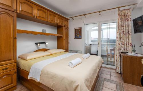 Selce Apartment | Discover a Unique 4 Bedroom Apartment in Selce with Pool